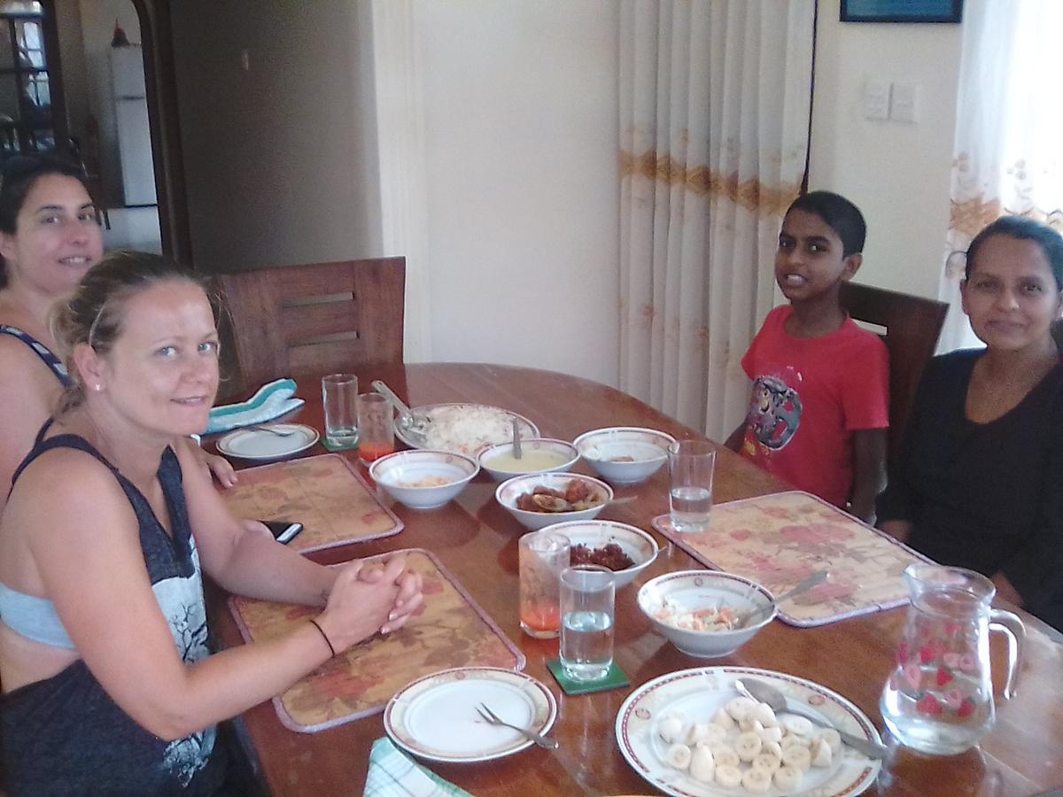 Nisha Homestay Inn Peradeniya Esterno foto